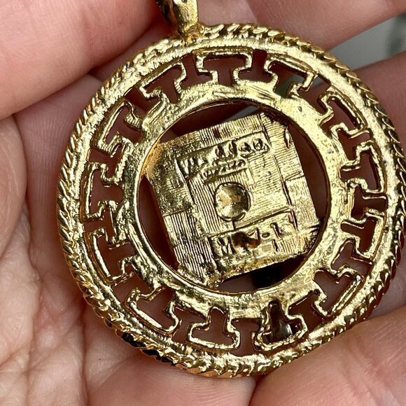 Good Luck Charm Pendant Faux Jade and Gold Tone - Picture 6 of 6